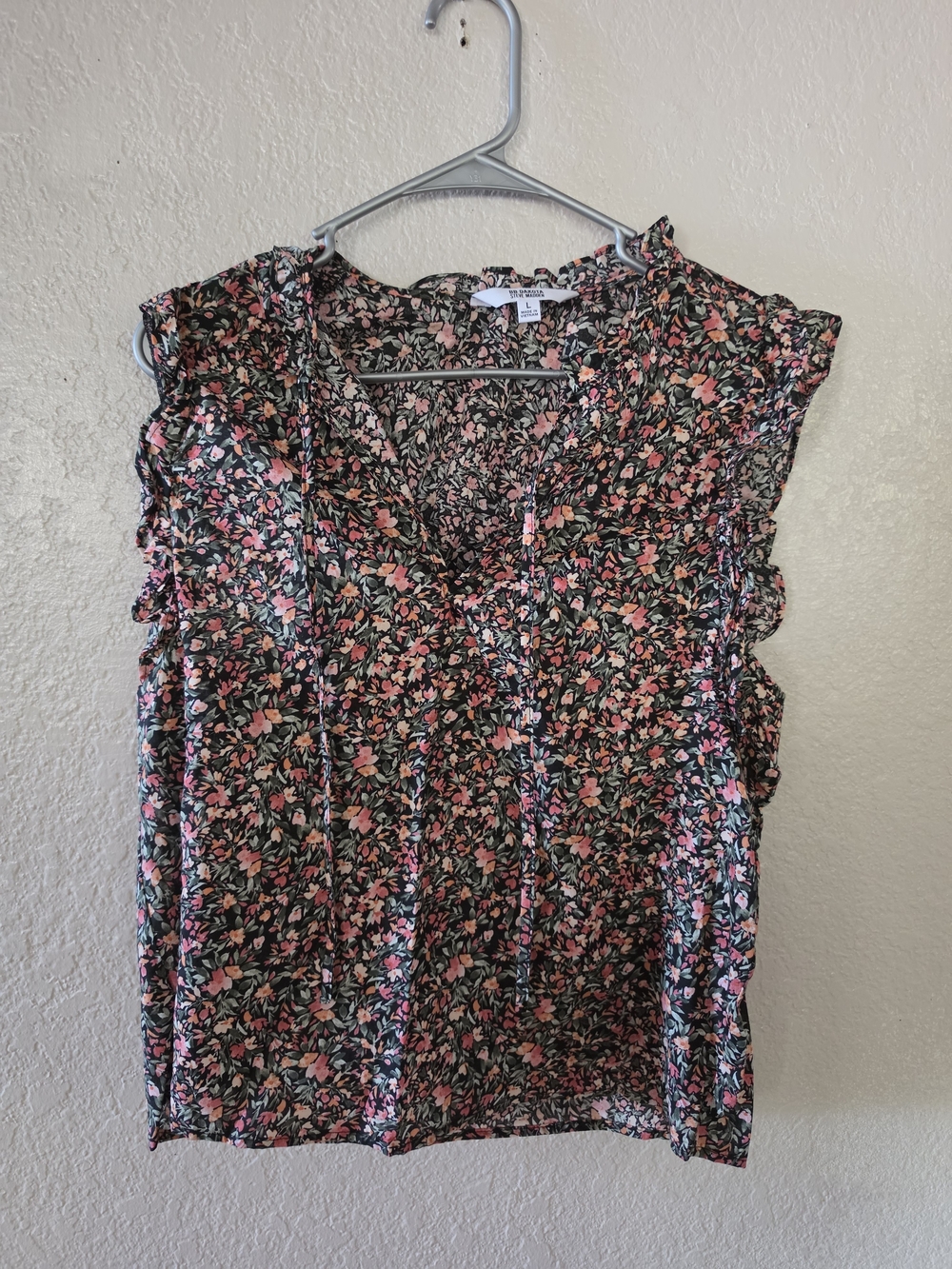BB Dakota by Steve Madden Black Floral V-Neck Ruffle Sleeve Blouse